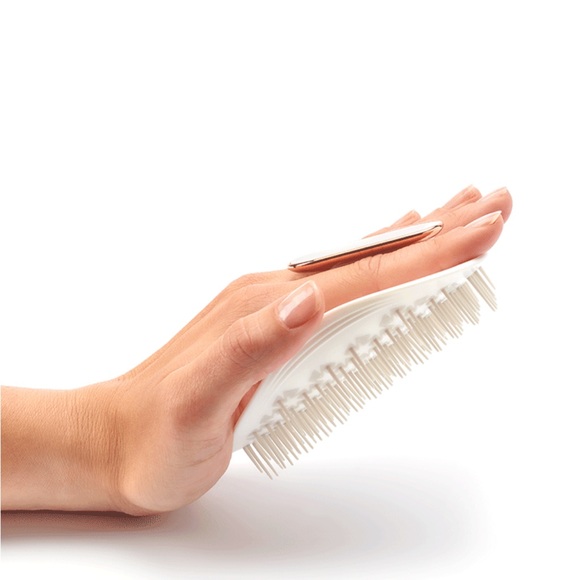 Manta Mirrored Healthy Hair Brush
Manta Health - Picture 2 of 6